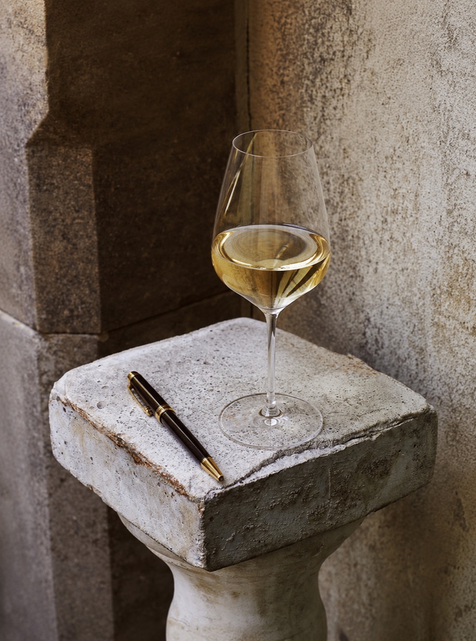 Ein Glas Weißwein auf hellem Stein